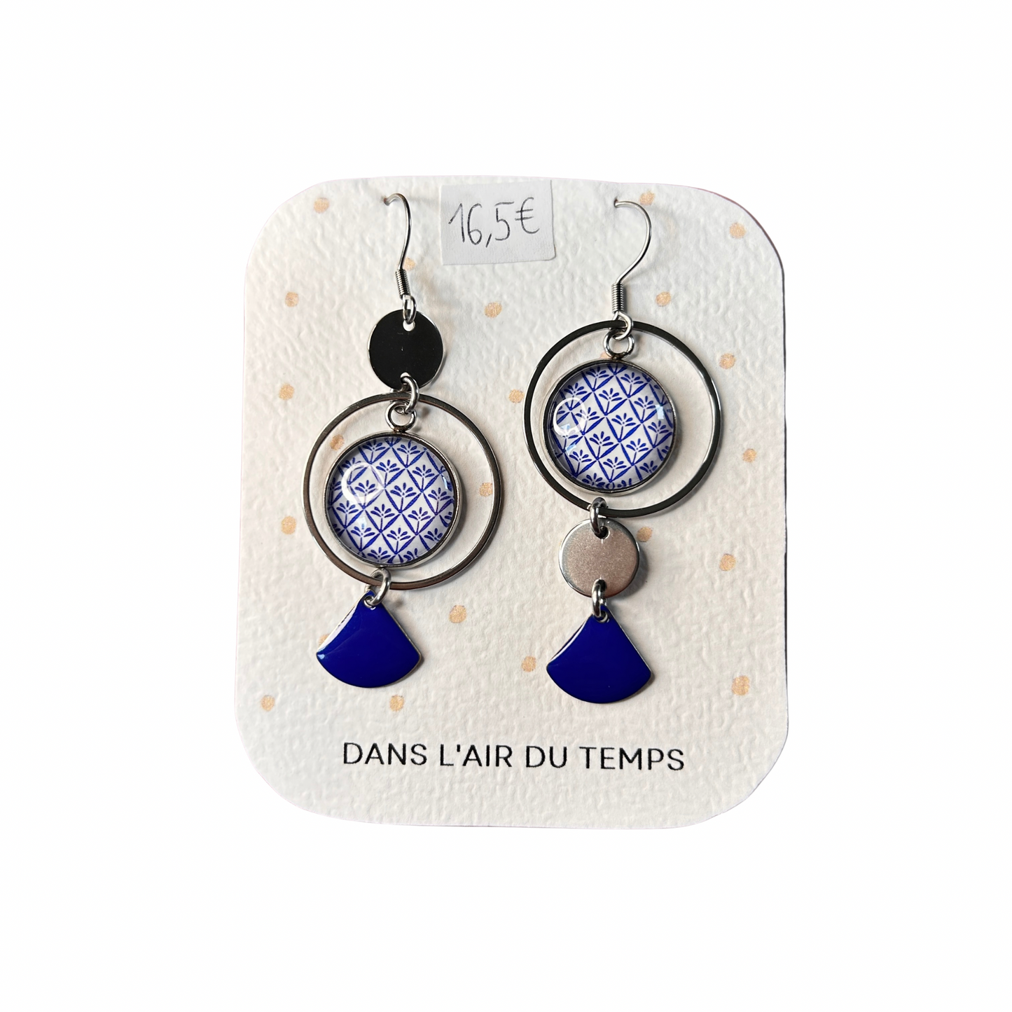 Boucles d’oreilles asymétriques Dans l’air du temps