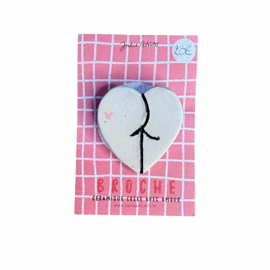 Broche cœur en céramique avec motif fesses dessinées, environ 3 cm, création Julie Petrolli
